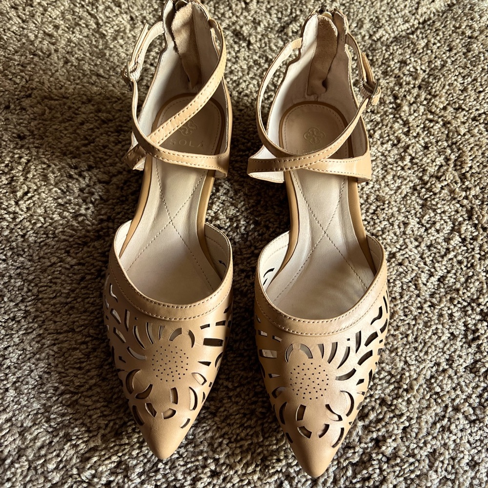 Beautiful leather Isola sandals in sz 8.5